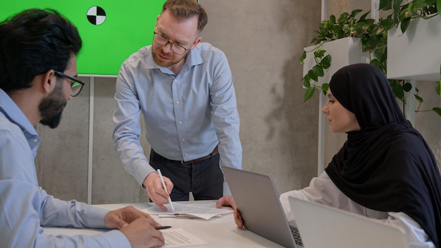 Ile zarabia pracownik socjalny w DPS i co wpływa na jego pensję