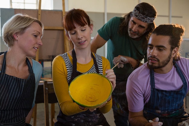 Kto sprawuje społeczny nadzór nad warunkami pracy i dlaczego jest to ważne?